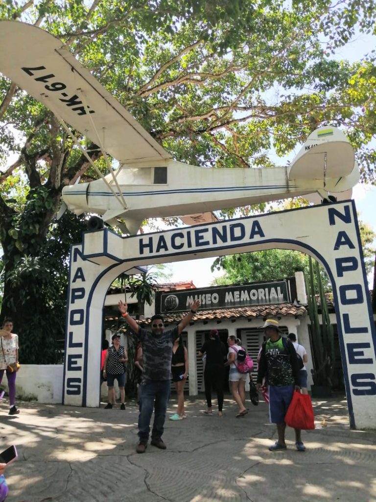 Transporte Urbanito Tour Hacienda Napoles Pablo Escobar e Historia Medellin